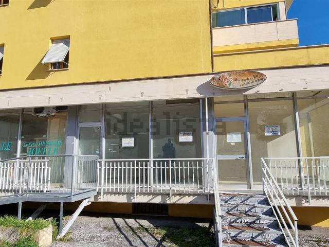 Locale Commerciale in vendita a Settempeda, Marche