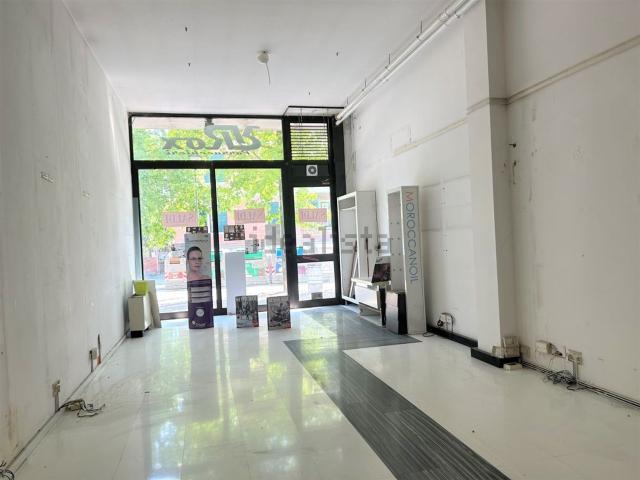 Locale Commerciale in vendita a Saione, Palazzo Del Pero