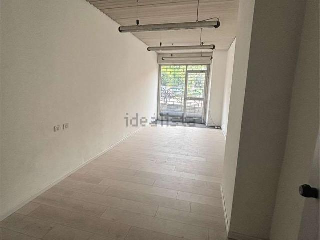 Locale Commerciale in vendita a Interlegno, Como