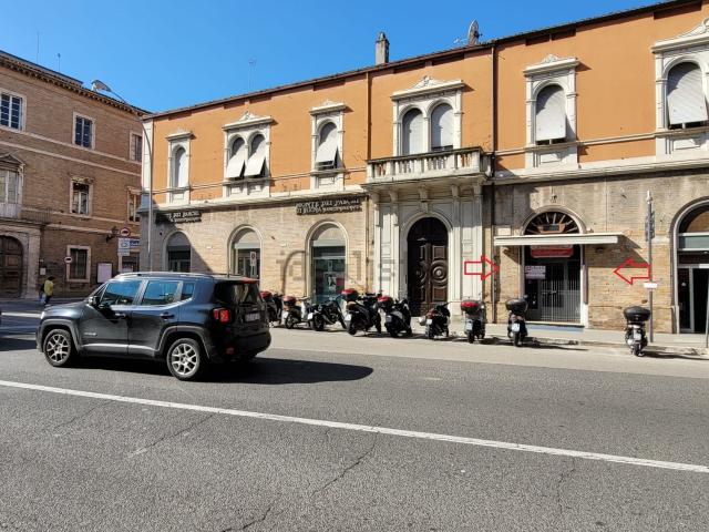 Locale Commerciale in vendita a Paese Alto, Marche