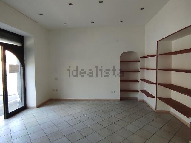 Locale Commerciale in vendita a Casagiove, Campania