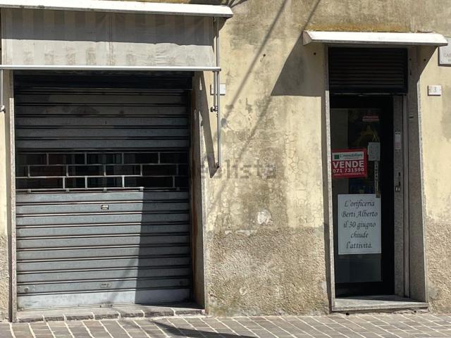 Locale Commerciale in vendita a Camerano, Ancona