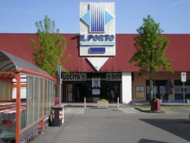 Locale Commerciale in vendita a Il Porto, Adria