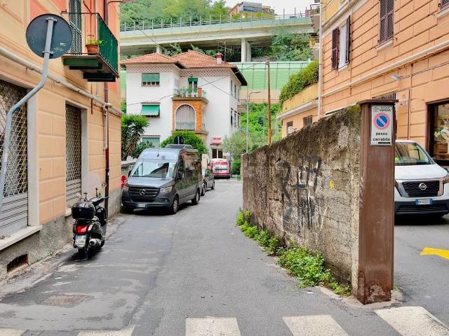 Locale Commerciale in vendita a Val Polcevera, Serra Riccò