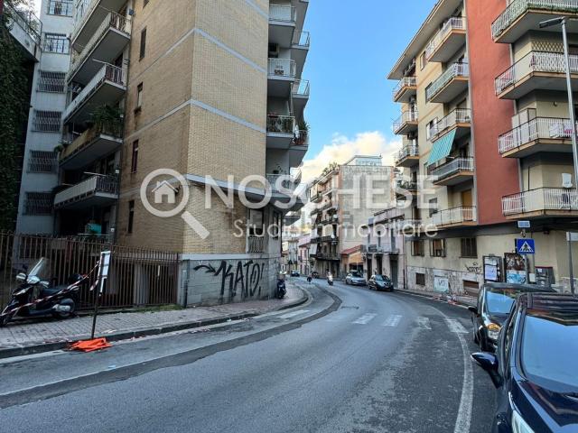 Locale Commerciale in vendita a Fratte, Salerno