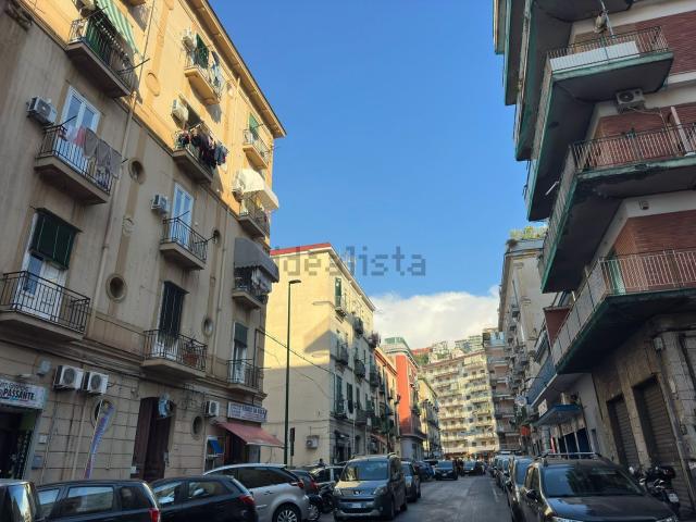 Locale Commerciale in vendita a Municipalità 10, Campania