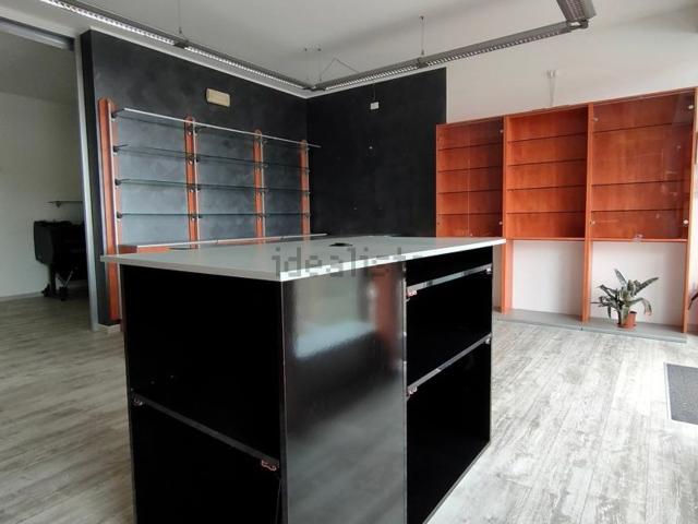 Locale Commerciale in vendita a Borgo Dolomiti, Adria