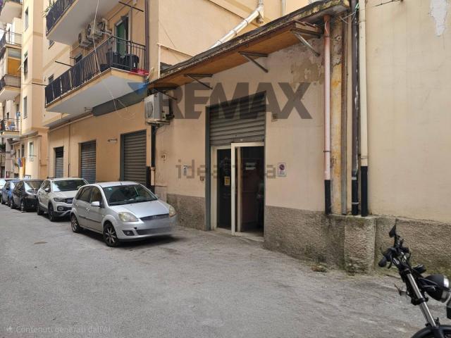 Locale Commerciale in vendita a Salerno, Campania