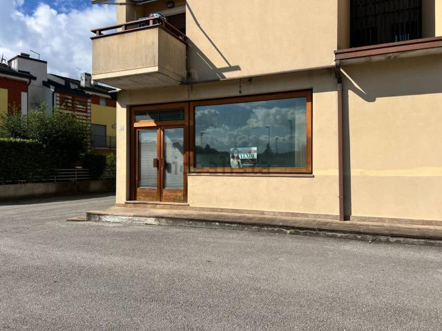 Locale Commerciale in vendita a Sedico, Veneto