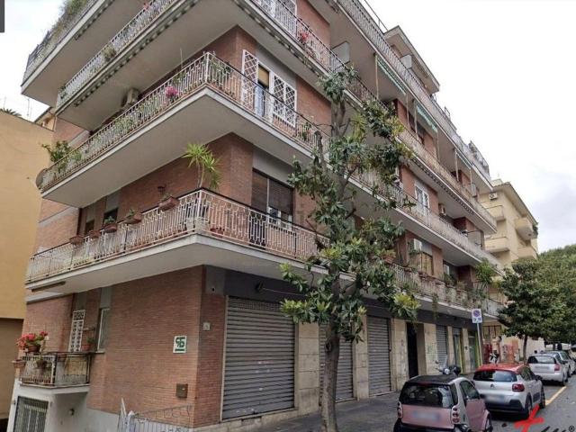 Locale Commerciale in vendita a Municipio Roma XI, Roma Capitale