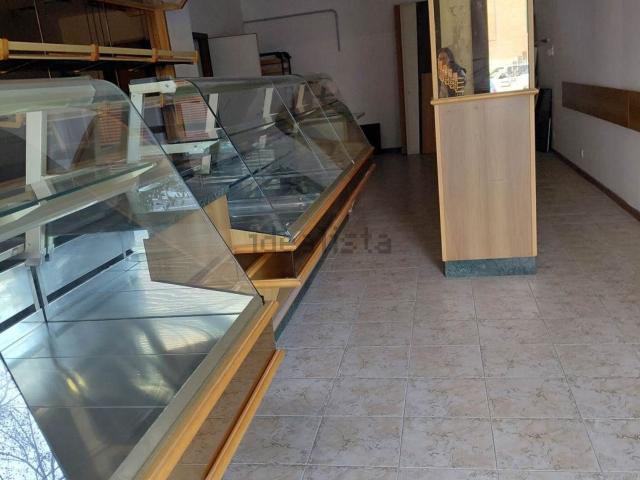 Locale Commerciale in vendita a Saione, Palazzo Del Pero