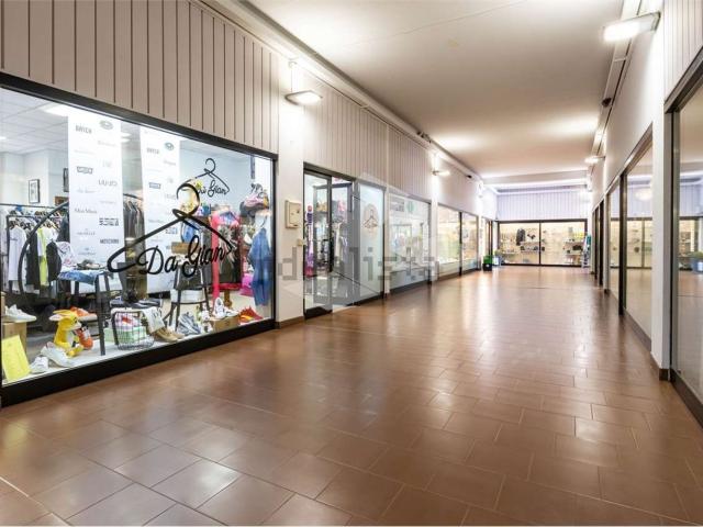 Locale Commerciale in vendita a Sesso, Re