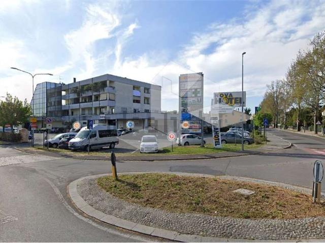 Locale Commerciale in vendita a Sesso, Re