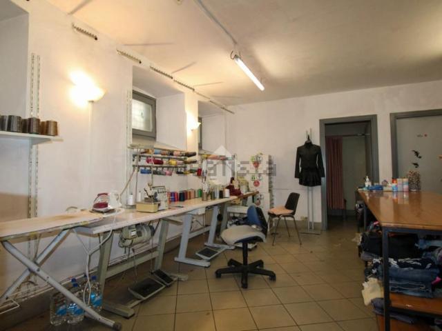 Locale Commerciale in vendita a Ponte San Pietro, Lombardia