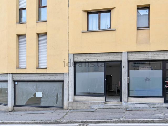 Locale Commerciale in vendita a Albino, Lombardia