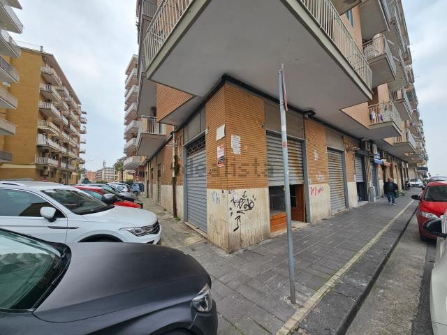 Locale Commerciale in vendita a Salerno, Campania