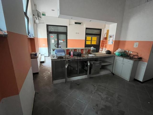 Locale Commerciale in vendita a Medio Levante, Serra Riccò