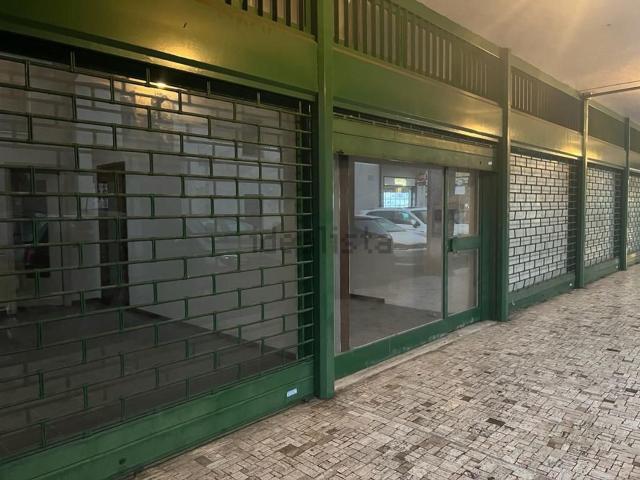 Locale Commerciale in vendita a Cavenago Brianza, Lombardia