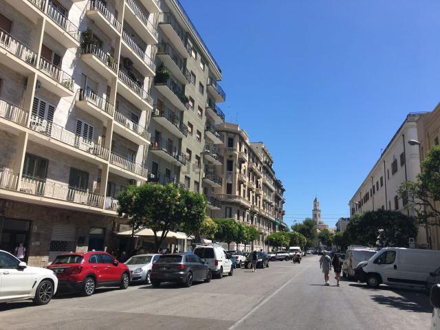 Locale Commerciale in vendita a Municipio 1, Puglia