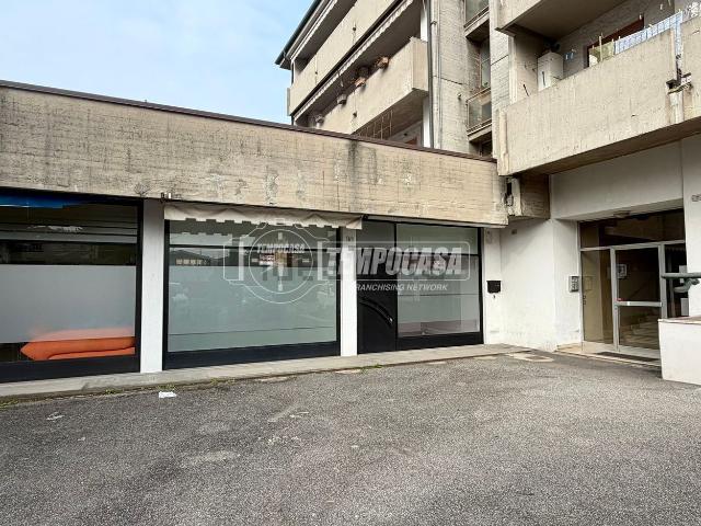 Locale Commerciale in vendita a Villongo, Lombardia