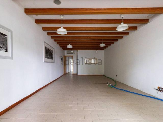 Locale Commerciale in vendita a Aviano, Friuli-Venezia Giulia