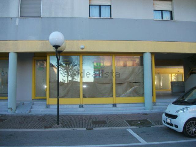 Locale Commerciale in vendita a Marotta, Mondolfo