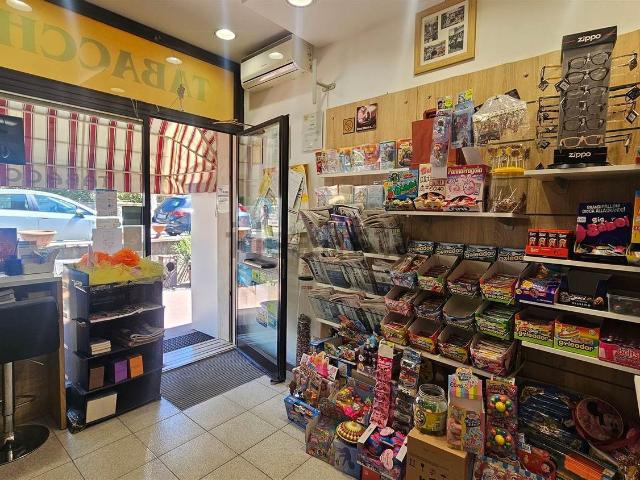 Locale Commerciale in vendita a Foligno, Umbria