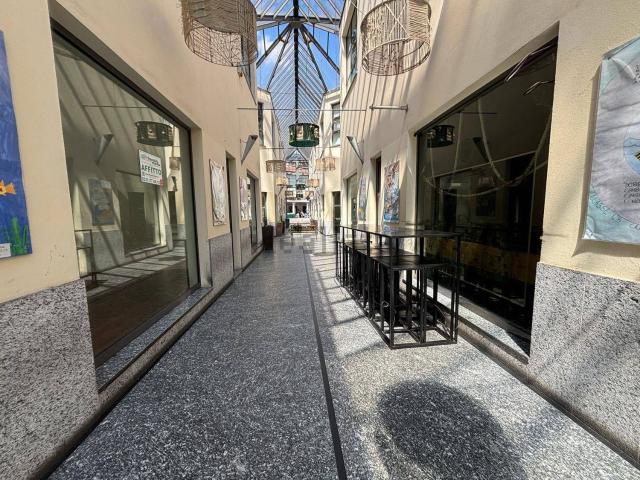 Locale Commerciale in vendita a Centro, Gallarate