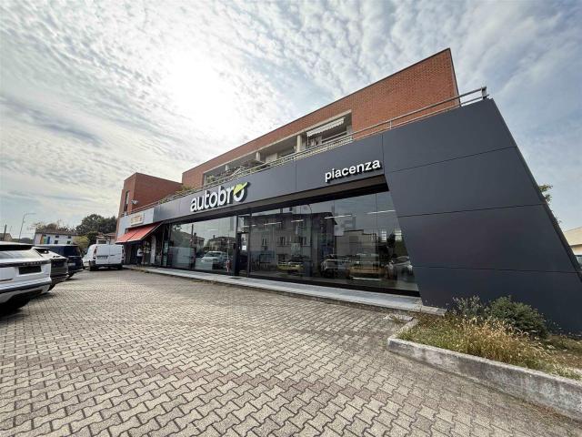 Locale Commerciale in vendita a Castel San Giovanni, Piacenza