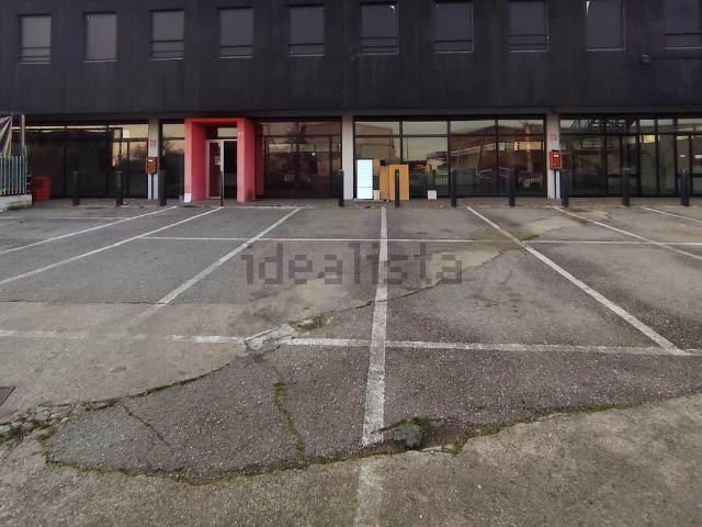 Locale Commerciale in vendita a Cortenuova, Lombardia