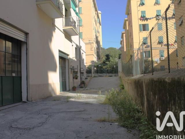 Locale Commerciale in vendita a Val Polcevera, Serra Riccò