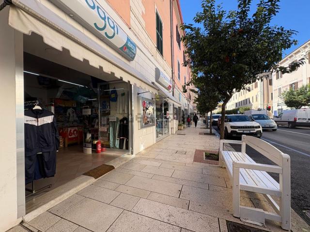 Locale Commerciale in vendita a Terracina, Lazio
