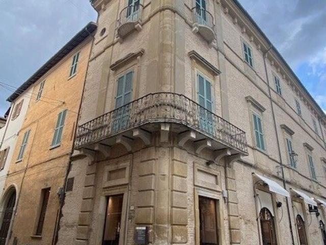 Locale Commerciale in vendita a Centro storico, Marche