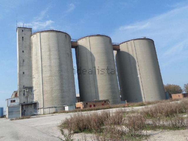 Locale Commerciale in vendita a Borgo Incoronata, Foggia