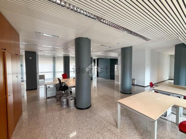 Locale Commerciale in vendita a Novate Brianza, Merate