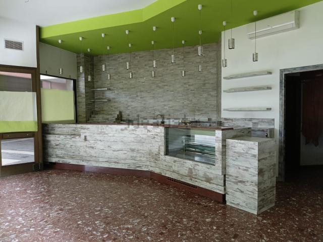 Locale Commerciale in vendita a Montegrotto Terme, Veneto