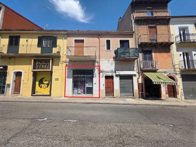 Locale Commerciale in vendita a Bojano, Molise
