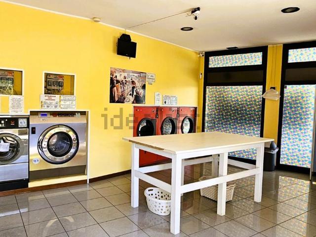Locale Commerciale in vendita a Bollate, Lombardia