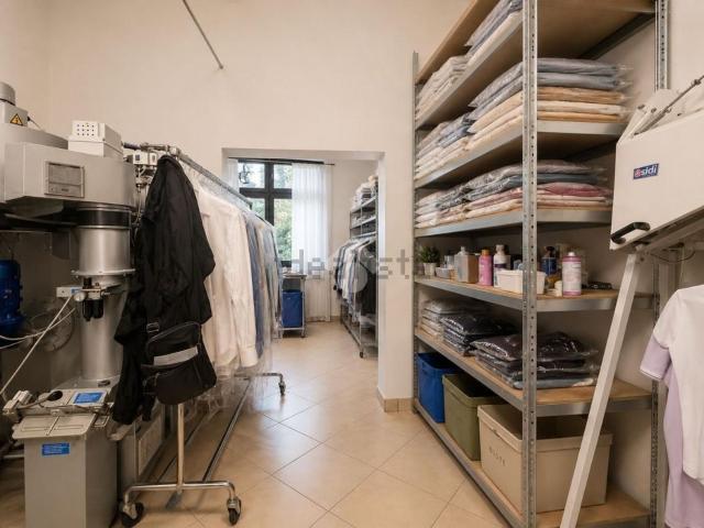 Locale Commerciale in vendita a Regina Pacis, Monza