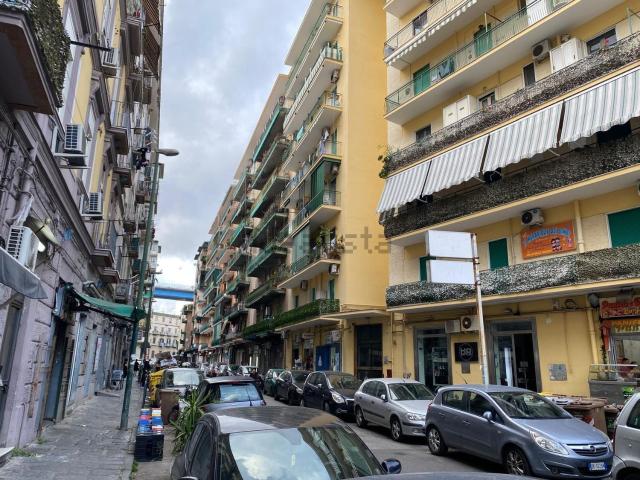 Locale Commerciale in vendita a Municipalità 3, Campania