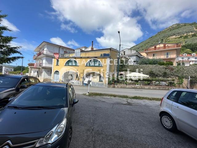 Locale Commerciale in vendita a San Cipriano Picentino, Campania