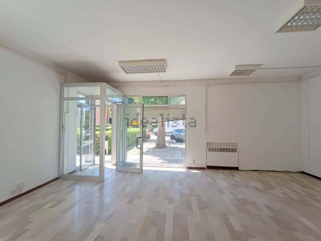 Locale Commerciale in vendita a San Lazzaro, Marche