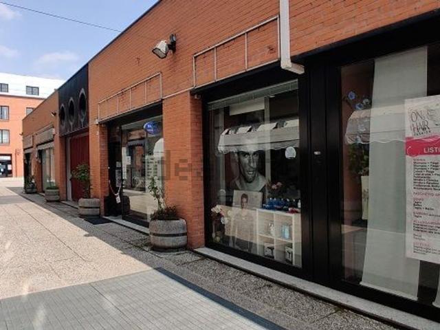 Locale Commerciale in vendita a Ponte di Pietra, Pavia