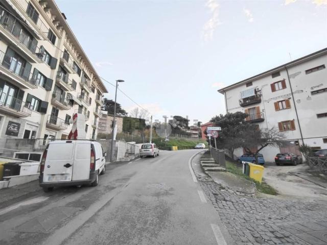 Locale Commerciale in vendita a Atripalda, Campania