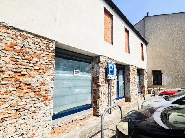 Locale Commerciale in vendita a Leno, Lombardia