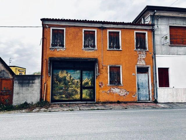 Locale Commerciale in vendita a Badia Polesine, Veneto