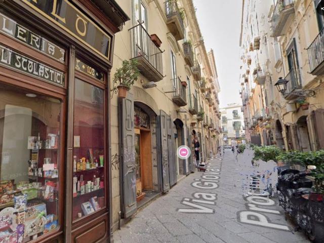 Locale Commerciale in vendita a Salerno, Campania