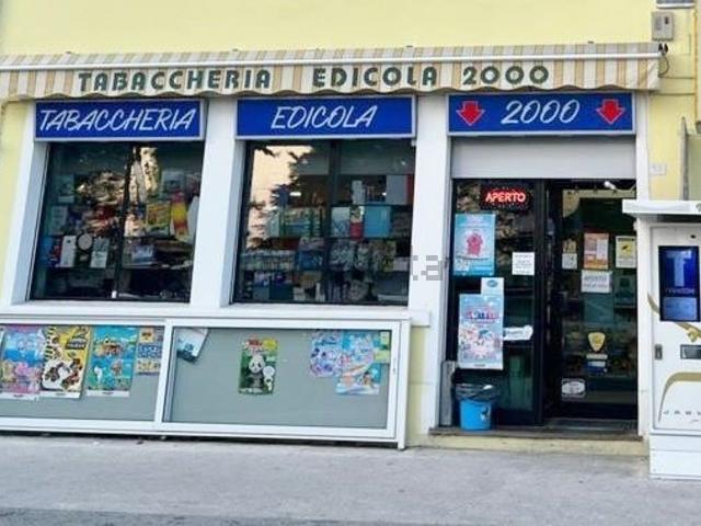 Locale Commerciale in vendita a Sant'Agostino, Marche