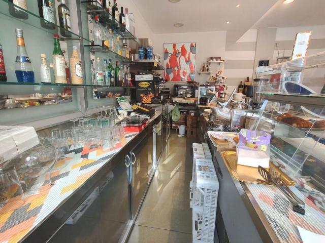 Locale Commerciale in vendita a Loreto, Pesaro