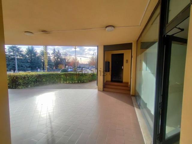 Locale Commerciale in vendita a Sesso, Re